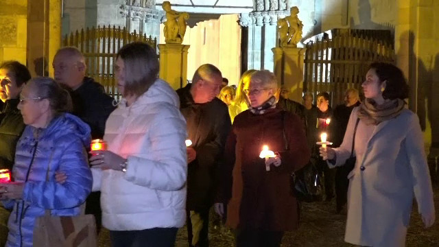 Ultimele pregătiri pentru Noaptea Învierii. Program de Paște în 2026: supermarket-uri, STB, metrou