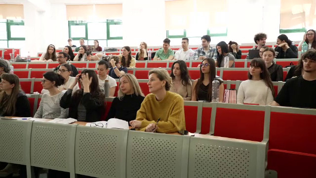 Mulți români de peste 40 de ani se întorc la facultate, din pasiune și curiozitate. Câți studiază la Universitatea București