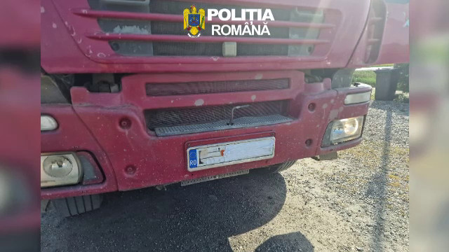 Un șofer din Bihor și-a acoperit numerele de înmatriculare cu bandă pentru a scăpa de taxa de drum. Ce a pățit