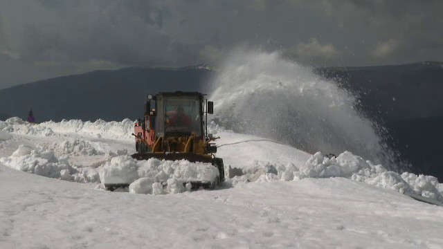 Începe deszăpezirea pe Transalpina. Câte săptămâni ar mai putea dura până la redeschidere