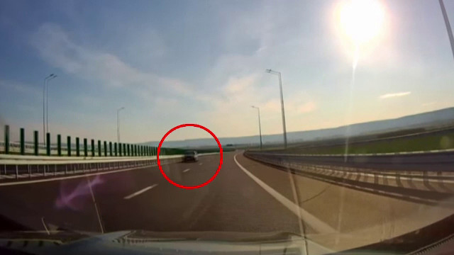 Un șofer de 75 de ani a mers 22 km pe contrasens pe Autostrada Moldovei și a fost oprit de polițiști înainte de o tragedie