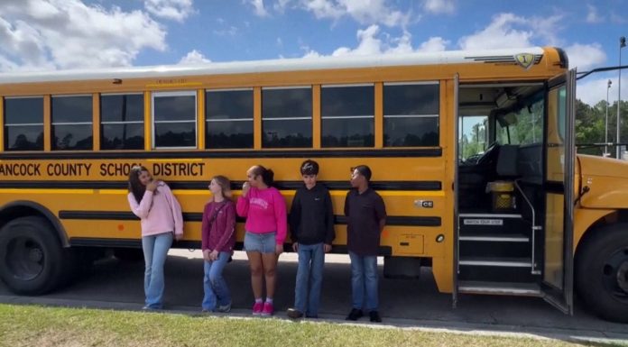 Un grup de elevi a oprit un autobuz scăpat de sub control pe autostradă, după ce șoferița a leșinat, în SUA. Cum au procedat