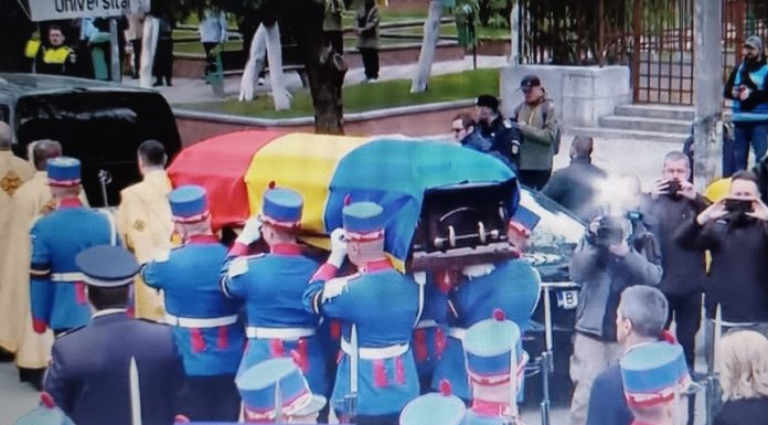 Mircea Lucescu, pe ultimul drum, înfăşurat în drapelul naţional. Cortegiul funerar se îndreaptă spre cimitirul Bellu