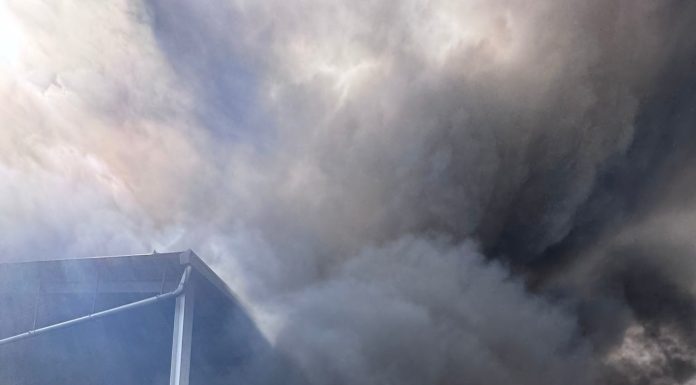 Puternic incendiu la o hală din judeţul Sălaj – Focul a cuprins 800 de metri pătraţi şi se manifestă cu degajări mari de fum / Mesaj RO-Alert – FOTO