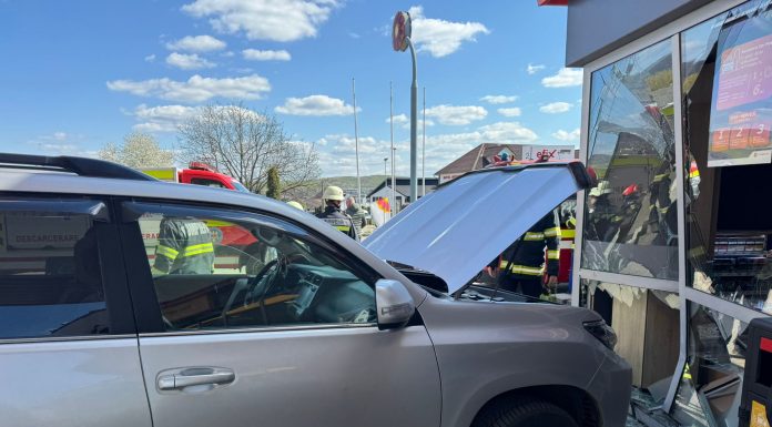 UPDATE – Accidente în judeţul Bistriţa – O maşină a intrat într-o cutie de gaz, în Năsăud, fiind raportate scurgeri / Un vehicul a intrat în clădirea unei benzinării, în municipiul Bistriţa / O femeie, un bebeluş şi un bărbat, la spital – FOTO