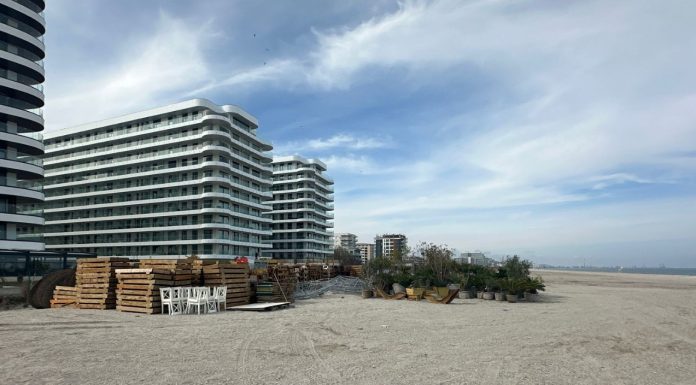 Inspectorii de la Apele Române au intervenit după ce două firme au încercat să amenajeze sectoare de plajă în Năvodari fără a avea contracte de închiriere /Au fost găsite stive mari de şezlonguri din lemn, grămezi de cadre metalice pentru umbrare – FOTO