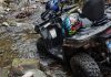 Doi tineri au căzut cu ATV-ul opt metri într-un pârâu, pe Valea Păușa. Intervenție de urgență a jandarmilor montani din Călimănești