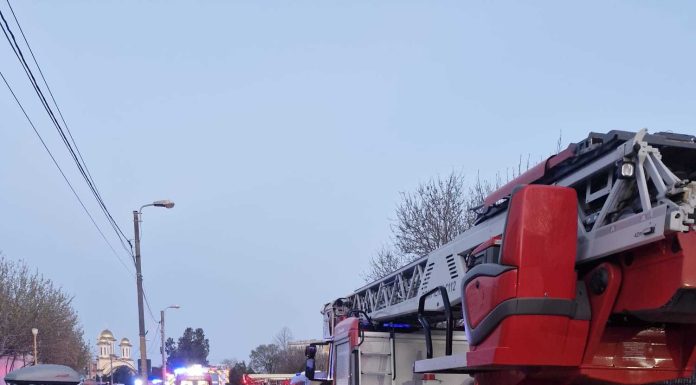 Harghita: Un incendiu a cuprins două case şi o mie de metri de teren acoperit cu vegetaţie uscată