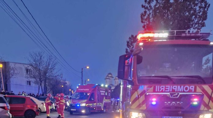 UPDATE – Plan Roşu de Intervenţie în Constanţa, unde arde generalizat un bloc / Bărbat intoxicat cu fum, transportat la spital / Mai multe persoane se pare că sunt surprinse în interior – FOTO