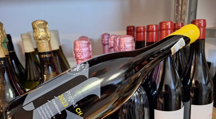 Vinul zilei: un Chardonnay propus de o cramă din Bihor, cu note de fructe albe, accente minerale discrete, nuanțe de vanilie și ananas, completate de piersici și caise. Companionul ideal pentru brânzeturi, pește sau carne de pui