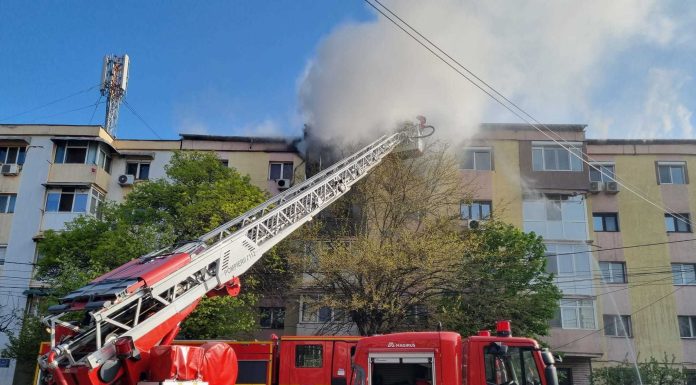 Incendiu puternic într-un apartament din Craiova / Intervin mai multe echipaje de pompieri – FOTO