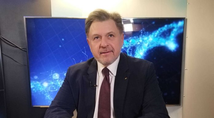 Alexandru Rafila afirmă că a transmis premierului Ciucă în 2023 varianta celor de la Pfizer de reducere a numărului de doze de vaccin, condiţionată de achitarea unei taxe, dar că de la premier nu a primit niciun răspuns