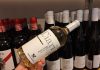 Vinul zilei: un Pinot Grigio cu note de fructe de livadă, citrice și flori de câmp. Un vin versatil, cu plăcute accente minerale, savuros ca aperitiv sau alături de carne albă, pește, fructe de mare sau preparate din legume