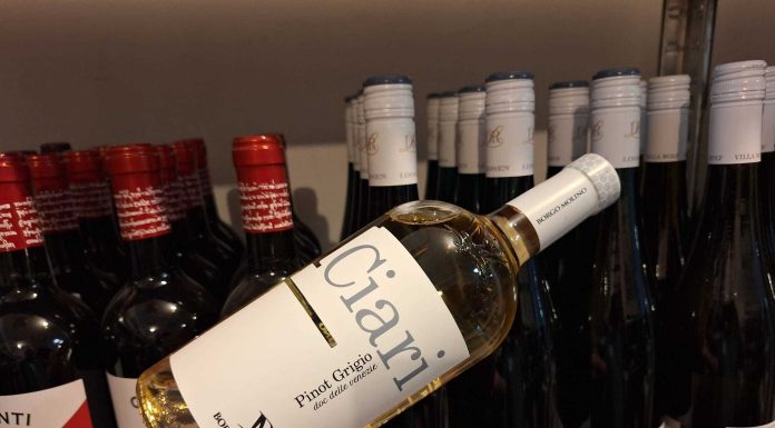 Vinul zilei: un Pinot Grigio cu note de fructe de livadă, citrice și flori de câmp. Un vin versatil, cu plăcute accente minerale, savuros ca aperitiv sau alături de carne albă, pește, fructe de mare sau preparate din legume