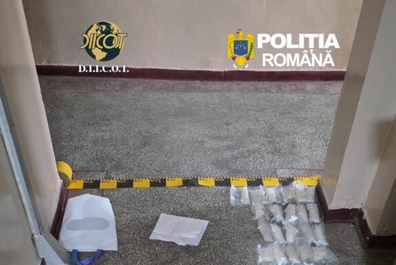 Opt kilograme de droguri de mare risc, descoperite de polițiști în urma unor percheziții. Patru persoane, reținute