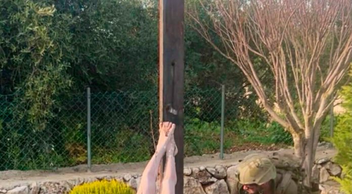 Armata Israelului recunoaște că soldatul fotografiat în timp ce lovea cu barosul o statuie a lui Iisus răstignit aparține forțelor sale