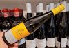 Vinul zilei: un Vinho Verde din Portugalia, bun însoțitor al fructelor de mare, dar la fel de savuros alături de caș de oaie, pâine proaspătă, ceapă verde și ridichi de grădină. Un vin care aduce veselie la masă, încă de la primul pahar
