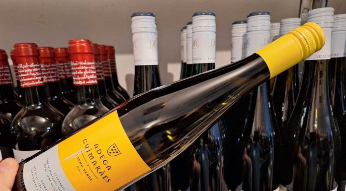 Vinul zilei: un Vinho Verde din Portugalia, bun însoțitor al fructelor de mare, dar la fel de savuros alături de caș de oaie, pâine proaspătă, ceapă verde și ridichi de grădină. Un vin care aduce veselie la masă, încă de la primul pahar