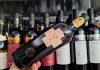 Vinul zilei: un Primitivo intens și seducător din Puglia, cotat cu 97 de puncte Luca Maroni și 90 de puncte Wine Enthusiast. Dezvăluie note principale de fructe roșii, tutun, ciocolată și cafea