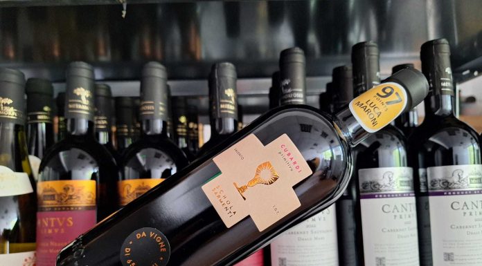 Vinul zilei: un Primitivo intens și seducător din Puglia, cotat cu 97 de puncte Luca Maroni și 90 de puncte Wine Enthusiast. Dezvăluie note principale de fructe roșii, tutun, ciocolată și cafea