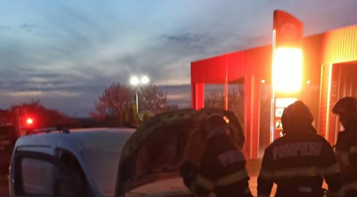 Botoșani: Mașina cu care părinții își duceau copilul la spital a luat foc pe drum