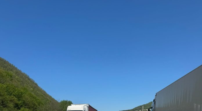 Trei persoane, rănite într-un accident rutier produs pe Valea Oltului – FOTO