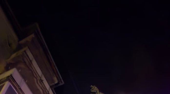 Trei persoane, duse la spital în urma unui incendiu izbucnit într-un bloc din Oradea. Mai mulţi locatari, evacuaţi cu autoscara. Focul a pornit de la o lumânare lăsată nesupravegheată – FOTO, VIDEO