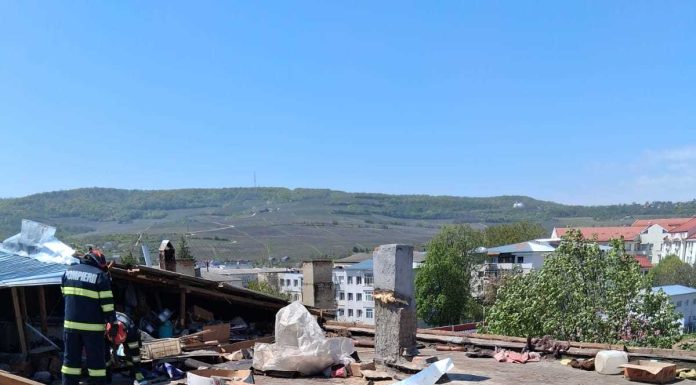 Vaslui: Bărbat mort, după ce un acoperiş luat de vânt a căzut peste el – FOTO
