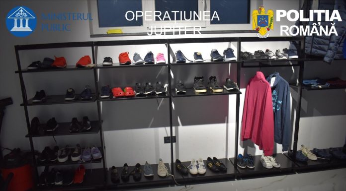 Bihor: Magazin clandestin cu produse posibil contrafăcute, descoperit de poliţişti în urma a trei percheziţii făcute la locuinţele deţinute de un orădean – FOTO