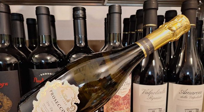 Vinul zilei: un Prosecco cu perlaj sprinten și arome de măr verde, pară, piersică albă, citrice și flori albe. Un vin lejer și echilibrat, cu o efervescență vivace