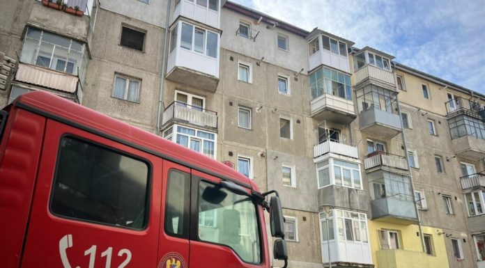 Incendiu într-o garsonieră din Sibiu. Un bărbat a murit carbonizat; 21 de persoane au fost evacuate