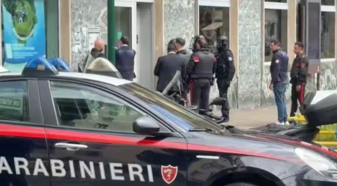 Jaf în plină desfășurare în Napoli. Hoții înarmați s-au baricadat în bancă, poliția este la fața locului