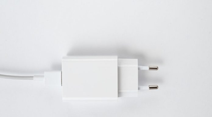 Este periculos să lași încărcătorul în priză toată ziua? Ce spun experții și când devine o problemă reală