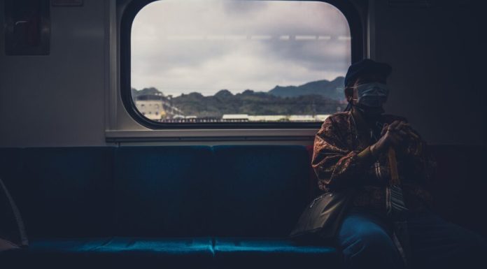 Ce spun psihologii despre oamenii care preferă singurătatea în locul unei vieți sociale intense