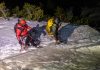 Noapte albă pentru salvamontiştii din Zărneşti: doi turişti lituanieni neechipaţi corespunzător, blocaţi în Piatra Craiului, au fost salvaţi după o acţiune de opt ore/ Unul dintre turişti era în hipotermie/ Avertismentul salvatorilor montani – FOTO