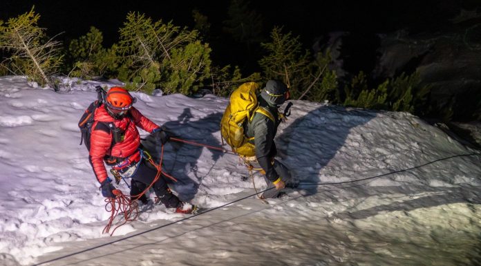 Noapte albă pentru salvamontiştii din Zărneşti: doi turişti lituanieni neechipaţi corespunzător, blocaţi în Piatra Craiului, au fost salvaţi după o acţiune de opt ore/ Unul dintre turişti era în hipotermie/ Avertismentul salvatorilor montani – FOTO
