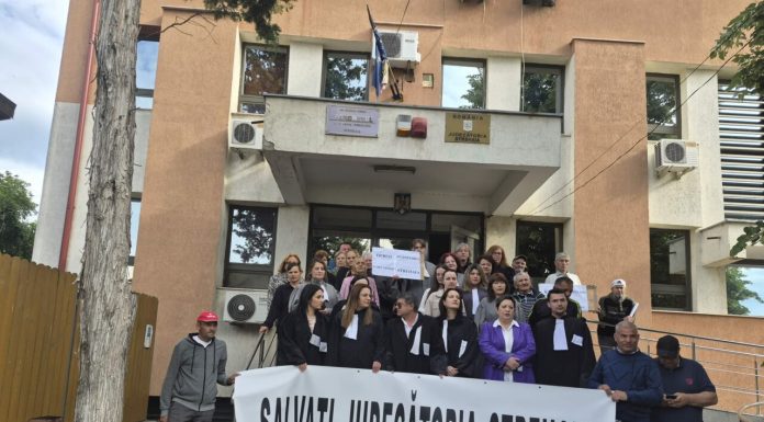 Protest în fața Judecătoriei Strehaia. Instanța este pe punctul de a fi desființată