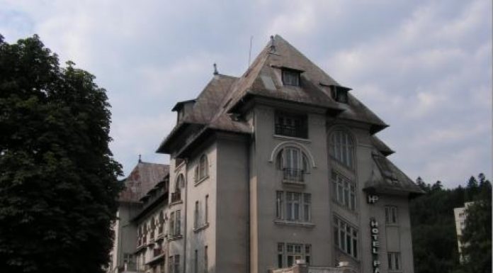 FOTO Hotel celebru de pe Valea Prahovei, scos la vânzare. Hotelul Păltiniș din Sinaia poate fi cumpărat
