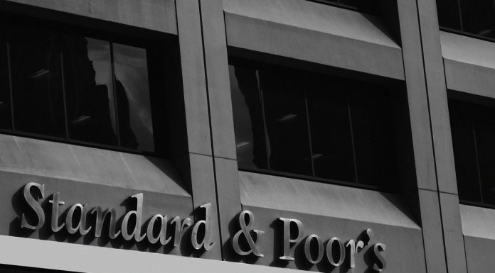 Agenția de rating S&P Global avertizează că ar putea reduce ratingul României dacă impasul guvernamental se prelungește