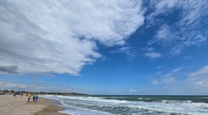 1 Mai în Vama Veche. Vântul puternic nu îi împiedică pe turiști să se plimbe pe litoral. Cum arată marea