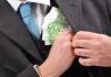 Polițist arestat preventiv după ce ar fi cerut 12.000 de euro pentru a facilita mutarea unui coleg