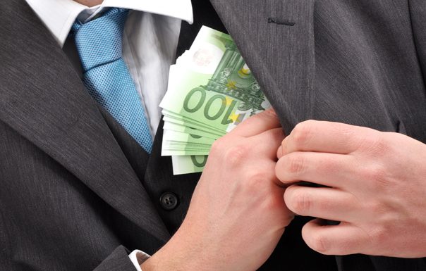 Polițist arestat preventiv după ce ar fi cerut 12.000 de euro pentru a facilita mutarea unui coleg