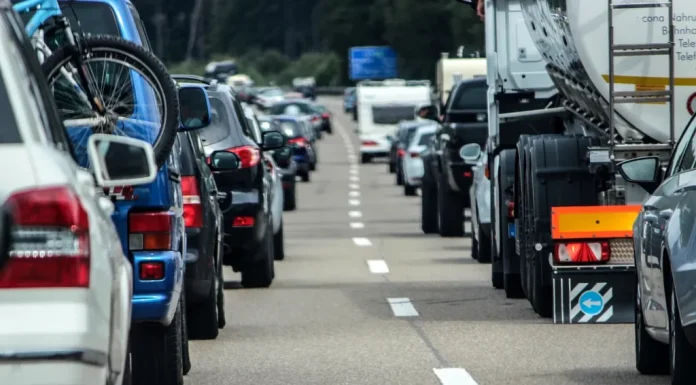 Aglomerație pe șosele la finalul minivacanței de 1 Mai. Circulație îngreunată pe DN1, între Brașov și București. Rute alternative