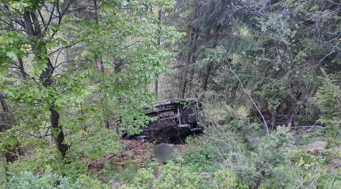 Suceava: Doi răniţi, după ce maşina în care se aflau s-a răsturnat într-o zonă greu accesibilă