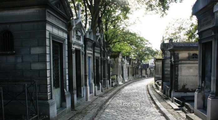 Doi români, urmăriți penal în Franța pentru profanarea unor morminte din 15 cimitire