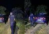 Imagini greu de privit în Călimănești-Vâlcea. Oameni înarmați cu lopeți aleagă un urs prins în gardul electric