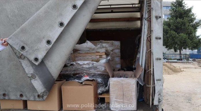 Un șofer care voia să ajungă în Franța a fost oprit de polițiști în Dolj. Ce ascundea în microbuzul său. FOTO