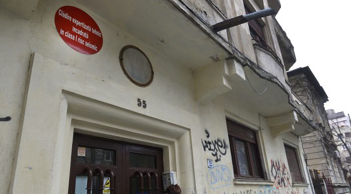 Românii care locuiesc în clădiri cu risc seismic ar putea fi obligați să le consolideze singuri. Pot fi chiar și amendați, dacă întârzie lucrările