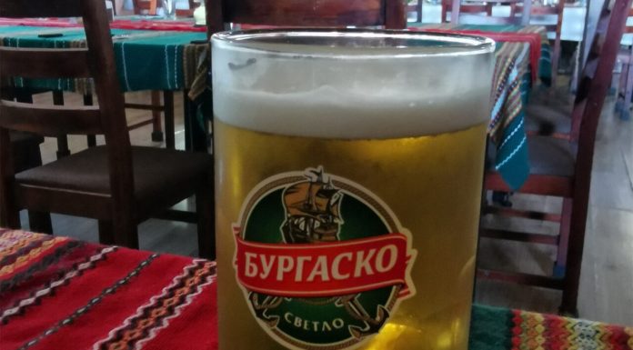 A căzut mitul „Bulgariei ieftine”. Cât a plătit un turist român pentru o bere la 0.33l, în vacanța de 1 Mai, pe faleza din Balcic