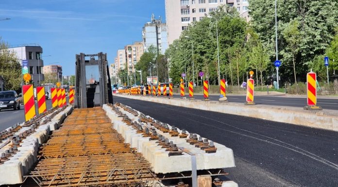 FOTO Familii din București ies la protest. Așteaptă din 2020 mutarea într-un bloc încă nefinalizat, singurul proiect de construcție dedicat locuirii sociale din ultimii 30 de ani